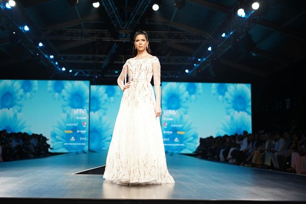 What Accessories Are Ideal for Enhancing a Minimalist Look in the UK?